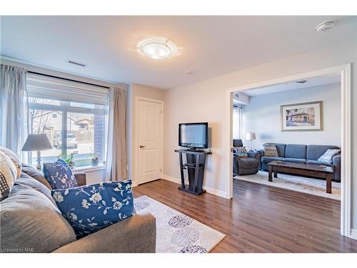 121-4644 Pettit Avenue, Niagara Falls, ON - Indoor Photo Showing Living Room