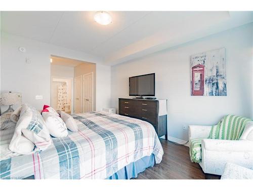 121-4644 Pettit Avenue, Niagara Falls, ON - Indoor Photo Showing Bedroom