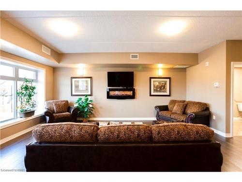 121-4644 Pettit Avenue, Niagara Falls, ON - Indoor Photo Showing Living Room