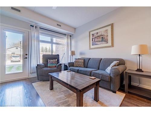 121-4644 Pettit Avenue, Niagara Falls, ON - Indoor Photo Showing Living Room