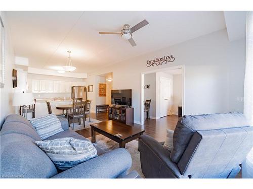 121-4644 Pettit Avenue, Niagara Falls, ON - Indoor Photo Showing Living Room