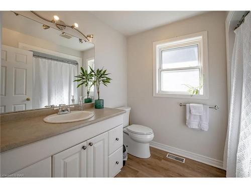 65 Chelsea Street, St. Catharines, ON - Indoor Photo Showing Bathroom