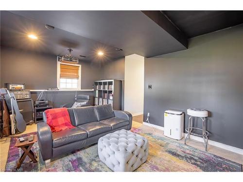 65 Chelsea Street, St. Catharines, ON - Indoor Photo Showing Living Room