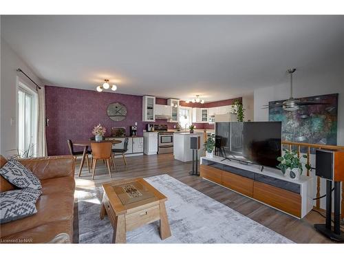 65 Chelsea Street, St. Catharines, ON - Indoor Photo Showing Living Room