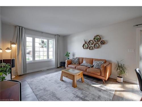 65 Chelsea Street, St. Catharines, ON - Indoor Photo Showing Living Room