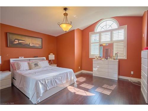 8207 Beaver Glen Drive, Niagara Falls, ON - Indoor Photo Showing Bedroom