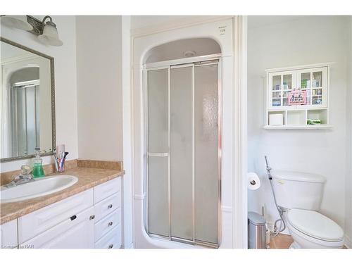 8207 Beaver Glen Drive, Niagara Falls, ON - Indoor Photo Showing Bathroom