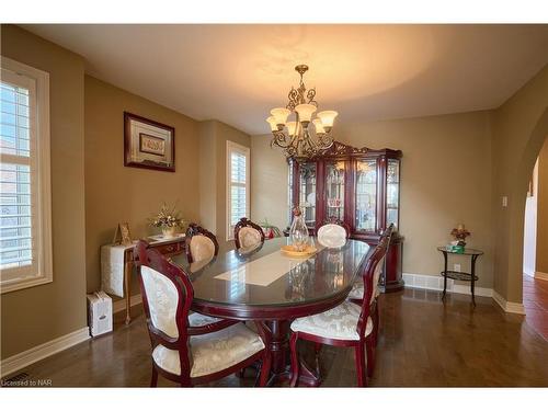 8207 Beaver Glen Drive, Niagara Falls, ON - Indoor Photo Showing Dining Room