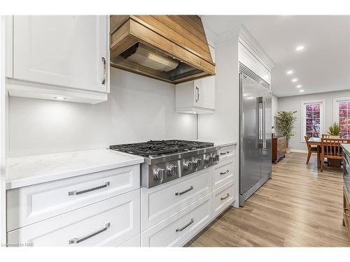 91 Kunda Park Boulevard, Fonthill, ON - Indoor Photo Showing Kitchen With Upgraded Kitchen