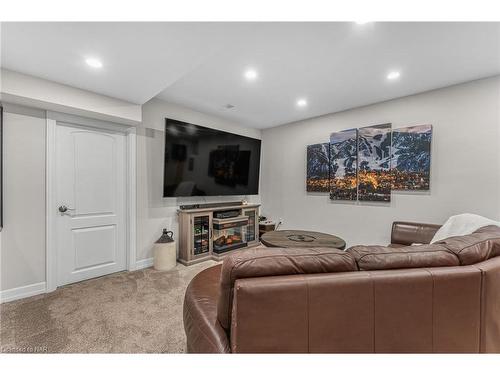 91 Kunda Park Boulevard, Fonthill, ON - Indoor Photo Showing Living Room