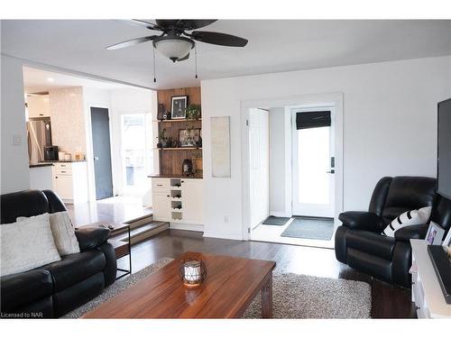 38 Dufferin Street, Welland, ON - Indoor Photo Showing Living Room