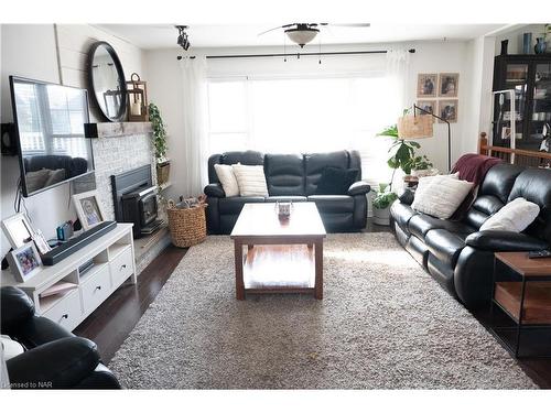 38 Dufferin Street, Welland, ON - Indoor Photo Showing Living Room With Fireplace