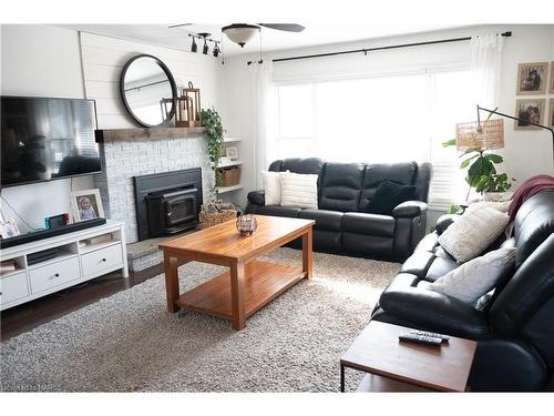 38 Dufferin Street, Welland, ON - Indoor Photo Showing Living Room With Fireplace