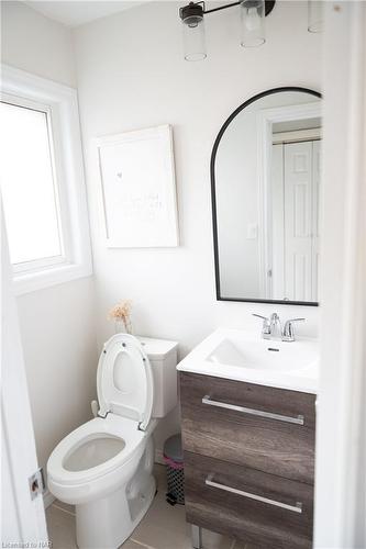 38 Dufferin Street, Welland, ON - Indoor Photo Showing Bathroom