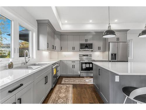 25 Haight Street, St. Catharines, ON - Indoor Photo Showing Kitchen With Double Sink With Upgraded Kitchen