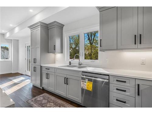 25 Haight Street, St. Catharines, ON - Indoor Photo Showing Kitchen With Upgraded Kitchen