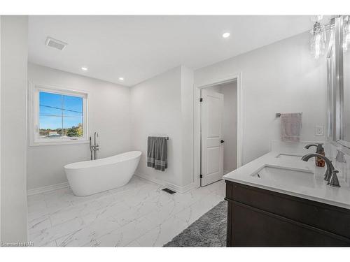 25 Haight Street, St. Catharines, ON - Indoor Photo Showing Bathroom