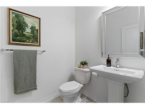 5068 Connor Drive, Beamsville, ON - Indoor Photo Showing Bathroom