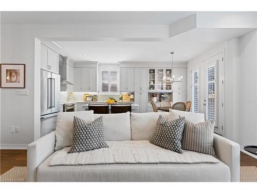 5068 Connor Drive, Beamsville, ON - Indoor Photo Showing Living Room