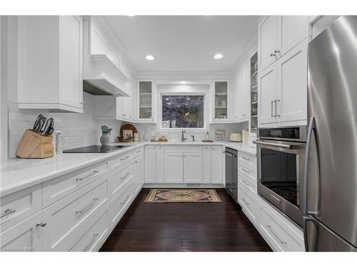 6797 Glengary Street, Niagara Falls, ON - Indoor Photo Showing Kitchen With Upgraded Kitchen