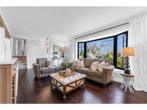 6797 Glengary Street, Niagara Falls, ON - Indoor Photo Showing Living Room