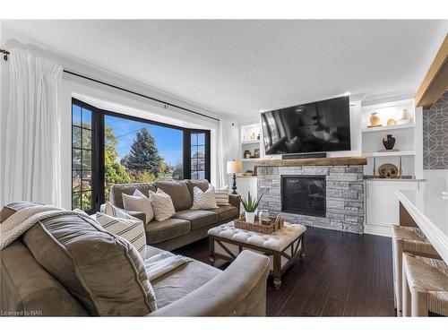 6797 Glengary Street, Niagara Falls, ON - Indoor Photo Showing Living Room With Fireplace