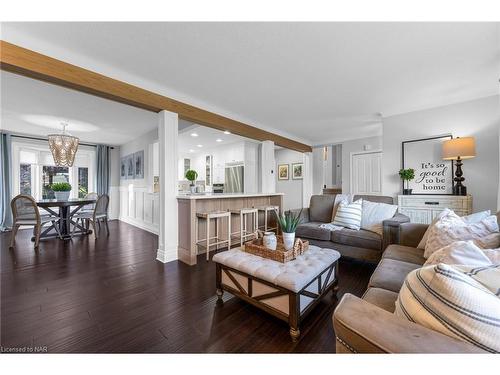 6797 Glengary Street, Niagara Falls, ON - Indoor Photo Showing Living Room