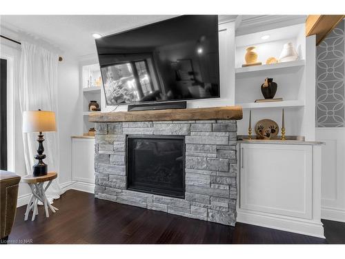 6797 Glengary Street, Niagara Falls, ON - Indoor Photo Showing Living Room With Fireplace