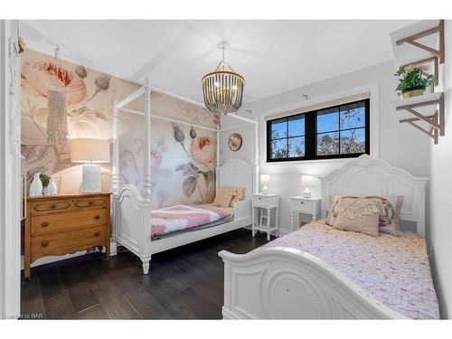 6797 Glengary Street, Niagara Falls, ON - Indoor Photo Showing Bedroom