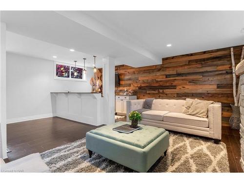 6797 Glengary Street, Niagara Falls, ON - Indoor Photo Showing Living Room