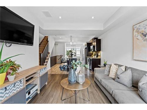 5060 Serena Drive Drive, Lincoln, ON - Indoor Photo Showing Living Room