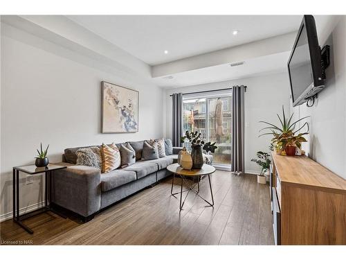 5060 Serena Drive Drive, Lincoln, ON - Indoor Photo Showing Living Room