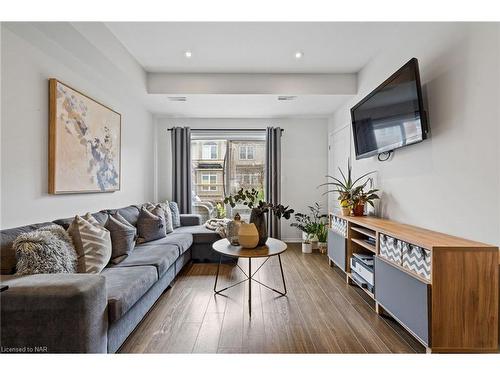 5060 Serena Drive Drive, Lincoln, ON - Indoor Photo Showing Living Room