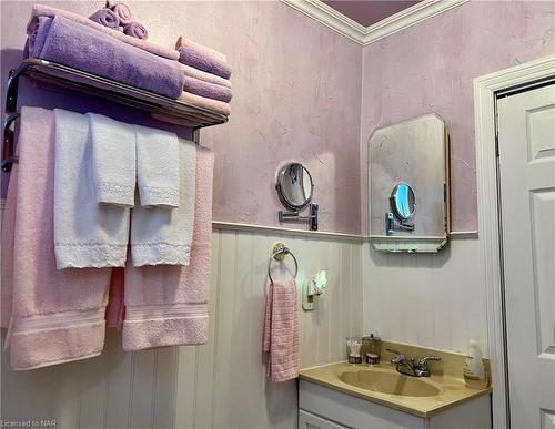 8 Garnet Street, St. Catharines, ON - Indoor Photo Showing Bathroom