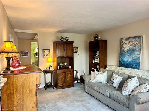 8 Garnet Street, St. Catharines, ON - Indoor Photo Showing Living Room