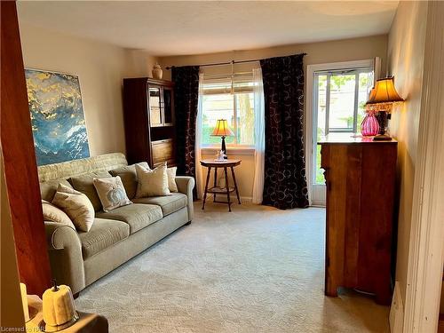 8 Garnet Street, St. Catharines, ON - Indoor Photo Showing Living Room