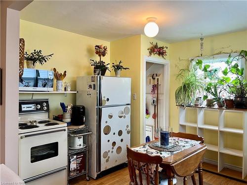 8 Garnet Street, St. Catharines, ON - Indoor Photo Showing Kitchen