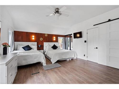 6525 O'Neil Street, Niagara Falls, ON - Indoor Photo Showing Bedroom