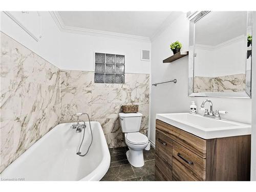 6525 O'Neil Street, Niagara Falls, ON - Indoor Photo Showing Bathroom