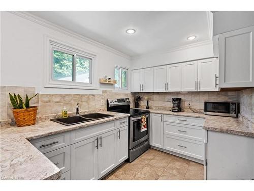 6525 O'Neil Street, Niagara Falls, ON - Indoor Photo Showing Kitchen With Double Sink