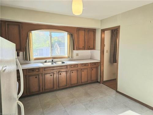 7106 Viscount Street, Niagara Falls, ON - Indoor Photo Showing Kitchen With Double Sink