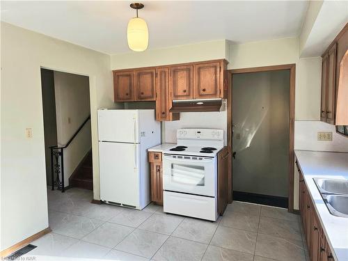 7106 Viscount Street, Niagara Falls, ON - Indoor Photo Showing Kitchen With Double Sink