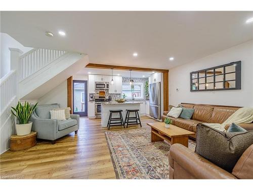 10 Betts Avenue, Grimsby, ON - Indoor Photo Showing Living Room