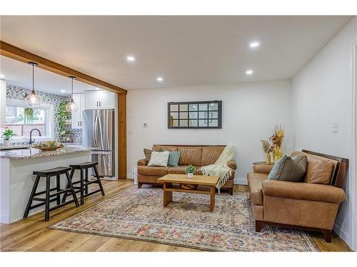 10 Betts Avenue, Grimsby, ON - Indoor Photo Showing Living Room