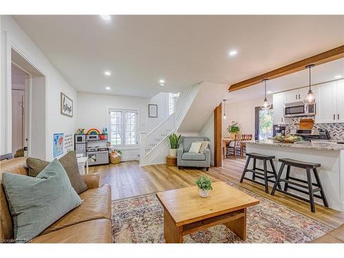 10 Betts Avenue, Grimsby, ON - Indoor Photo Showing Living Room