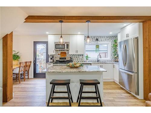 10 Betts Avenue, Grimsby, ON - Indoor Photo Showing Kitchen With Upgraded Kitchen