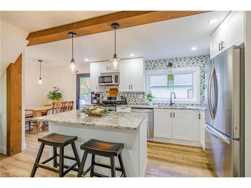 10 Betts Avenue, Grimsby, ON - Indoor Photo Showing Kitchen With Upgraded Kitchen