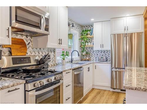 10 Betts Avenue, Grimsby, ON - Indoor Photo Showing Kitchen With Upgraded Kitchen