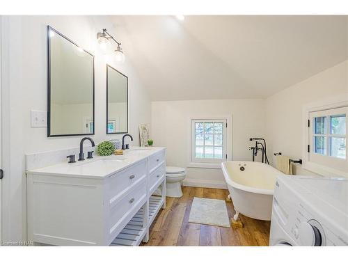 10 Betts Avenue, Grimsby, ON - Indoor Photo Showing Bathroom