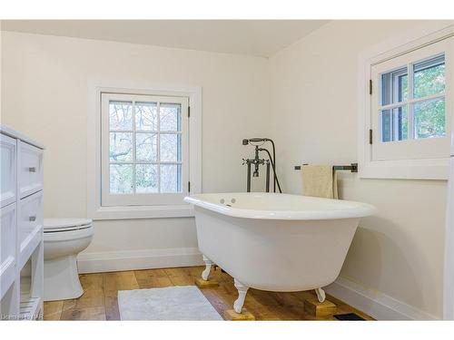 10 Betts Avenue, Grimsby, ON - Indoor Photo Showing Bathroom